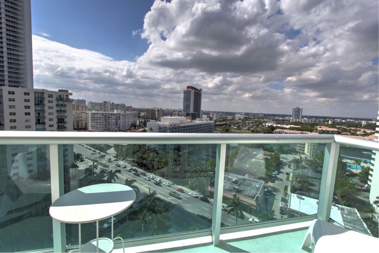 Hollywood Condo Room photo